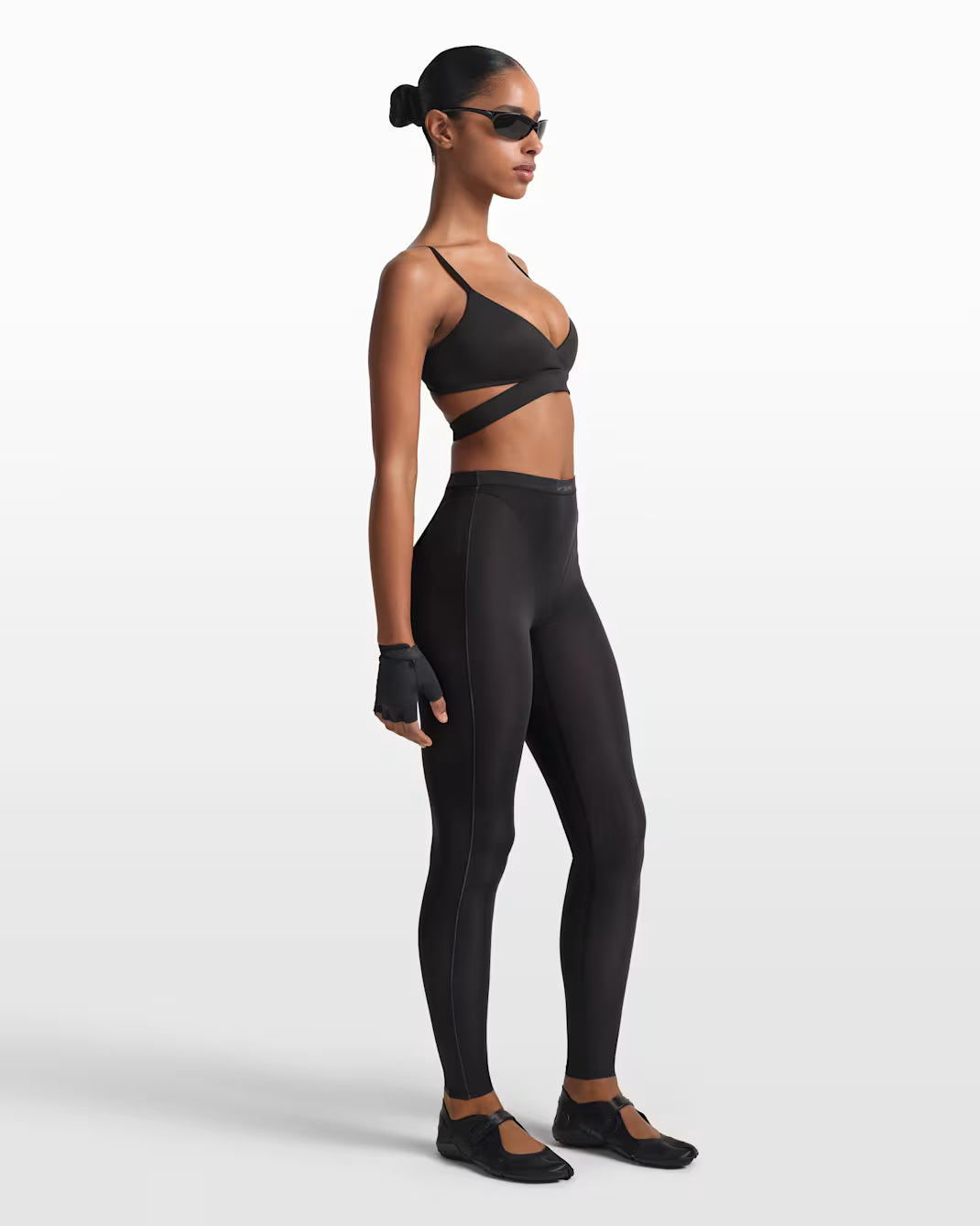 NikeSKIMS Weightless Layers Women's High-Waisted V-Panel Leggings